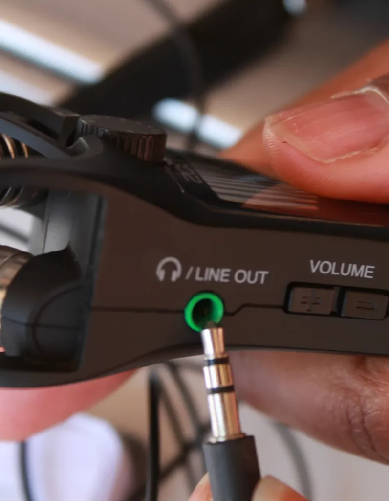Step 1 Insert headphone into the line out port